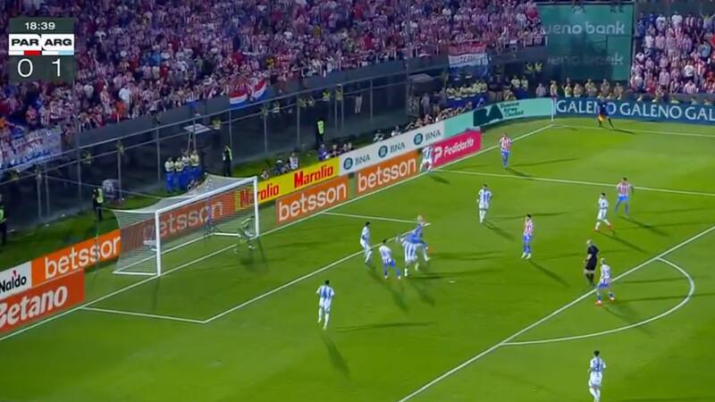 A lo Zampedri: Dibu Martínez y Argentina recibieron un impresionante golazo en Paraguay