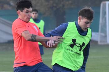 "Olvidado" jugador de la UC reapareció en las prácticas en San Carlos de Apoquindo