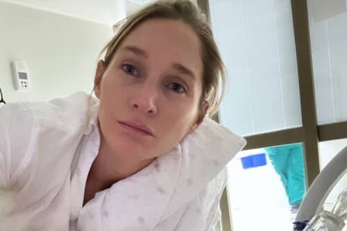 compartió una foto con su hijo desde el hospital.