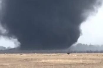 VIDEO I Impactante tornado de humo negro atraviesa la pampa en la ciudad de Salta en Argentina