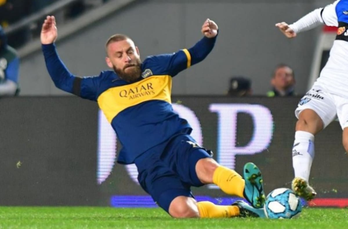 Daniele de Rossi pegó una patada que estuvo al borde de la roja