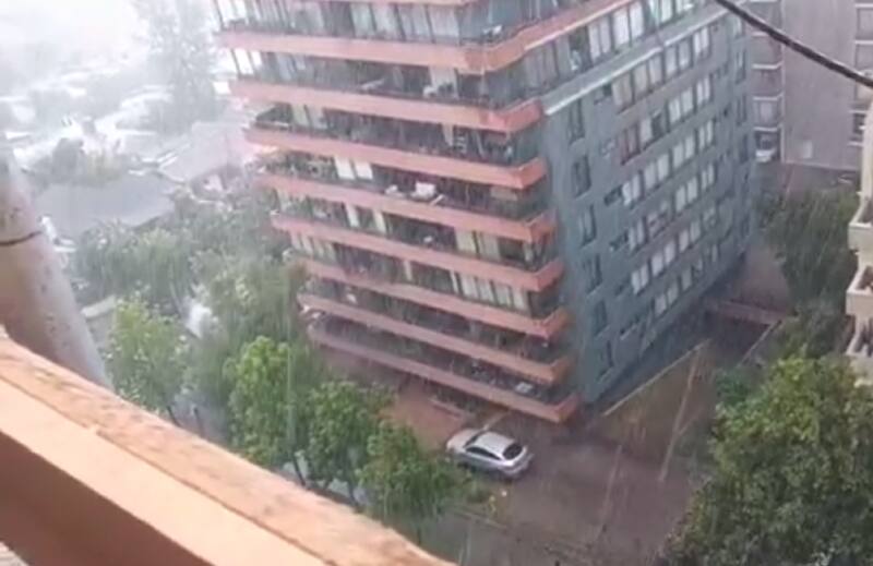 Truenos y relámpagos se han percibido desde el mediodía en gran parte de la Región Metropolitana.