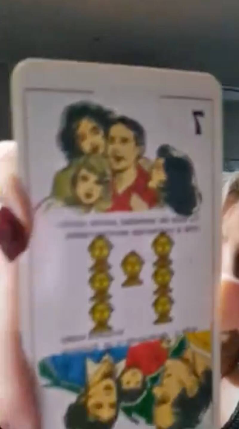 Latife Soto le lee las cartas a Jorge Valdivia. Créditos: Instagram.