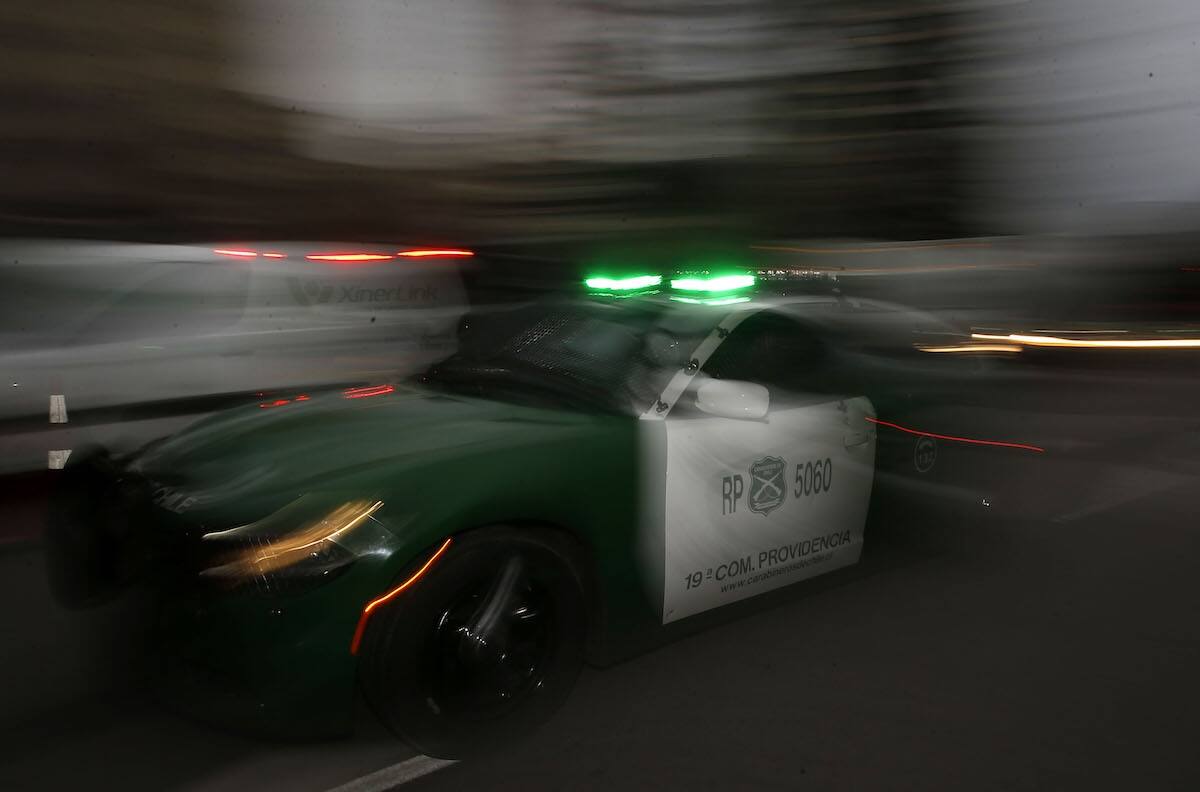 Persecución policial terminó con un delincuente muerto en Cerrillos y un auto volcado