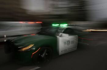 Persecución policial terminó con un delincuente muerto en Cerrillos y un auto volcado