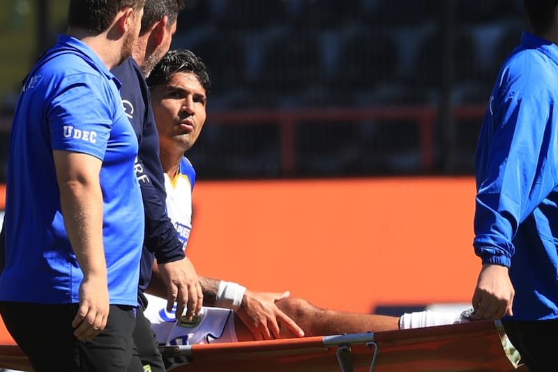 El volante saliendo lesionado en Universidad de Concepción. Foto: Agencia Aton
