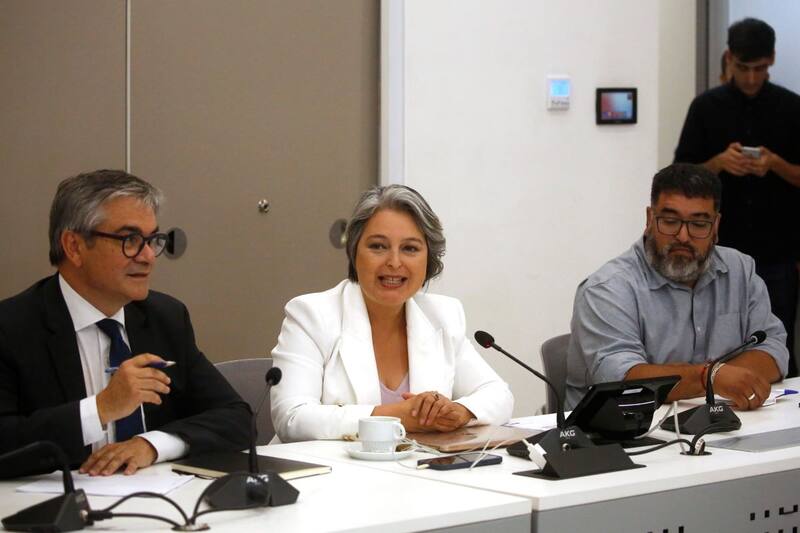 Las negociaciones llegaron a puerto entre el presidente de la CUT, David Acuña y los ministros Jeanette Jara y Mario Marcel. Foto ATON.