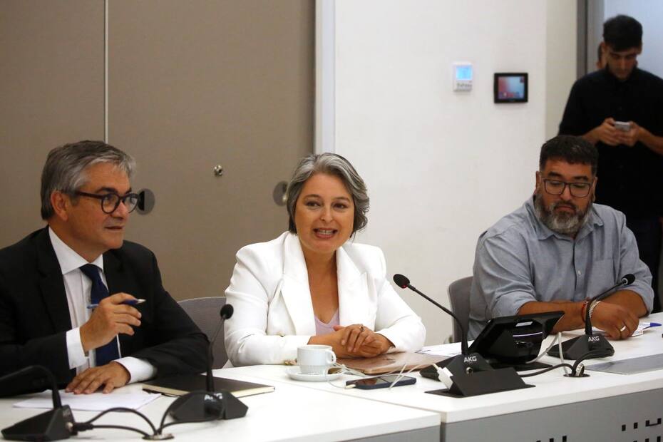 Las negociaciones llegaron a puerto entre el presidente de la CUT, David Acuña y los ministros Jeanette Jara y Mario Marcel. Foto ATON.