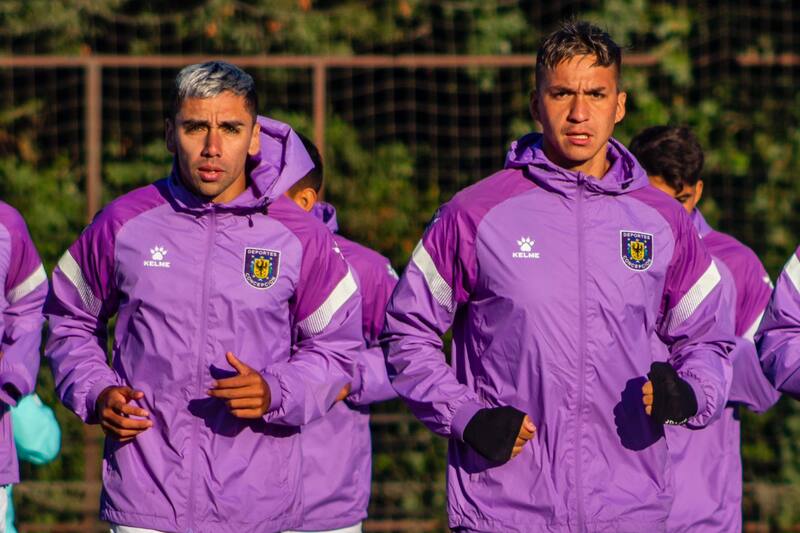 Barristas increparon al plantel y agredieron a integrante de cuerpo técnico lila.