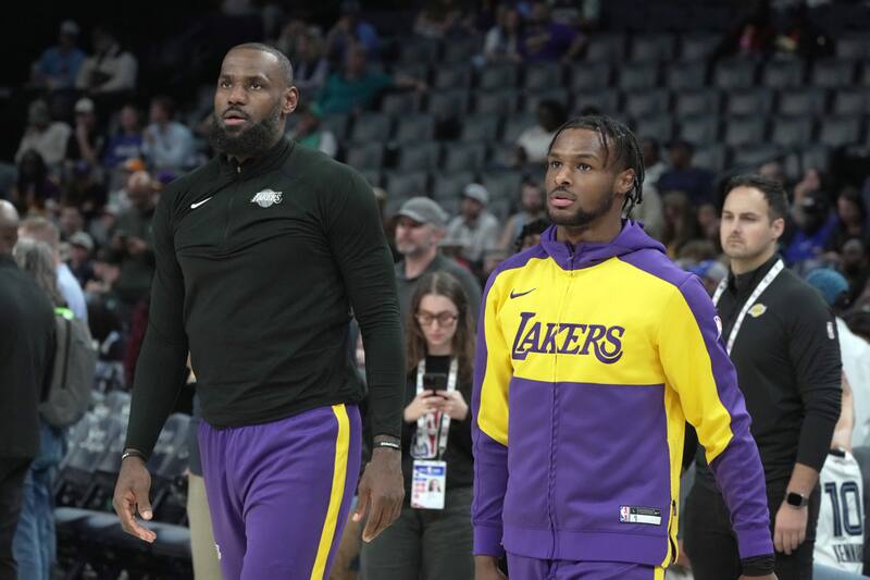 y su hijo Bronny James. EFE