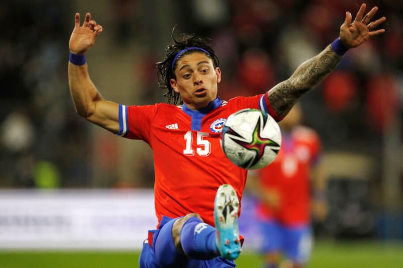 jugando con la camiseta de la selección chilena (Foto: Photosport)