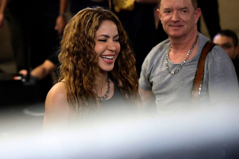 le entregó un pequeño regalo a sus fans antes de dirigirse al aeropuerto. Créditos: ATON Chile.