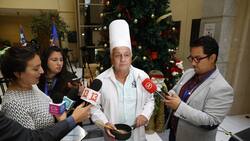 VIDEO | Diputado Palma llegó vestido de chef al Congreso criticando el Acuerdo Constitucional