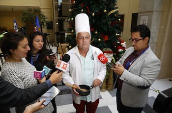 VIDEO | Diputado Palma llegó vestido de chef al Congreso criticando el Acuerdo Constitucional