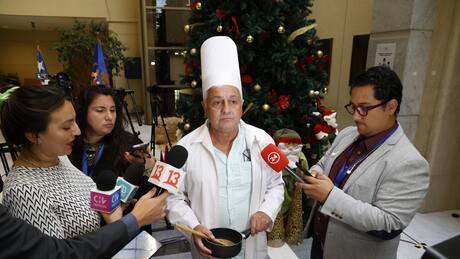 VIDEO | Diputado Palma llegó vestido de chef al Congreso criticando el Acuerdo Constitucional