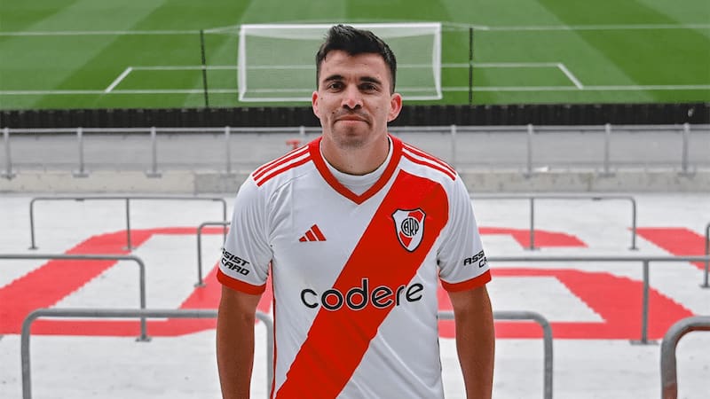 Marcos Acuña siendo presentado como nuevo jugador de River Plate