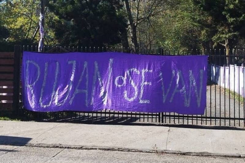 Los barristas del elenco de la Región del Biobío emprendieron contra el plantel. Foto: Cooperativa