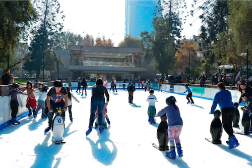 Olvídate del estrés en esta pista de hielo en Santiago: perfecta para disfrutar en familia