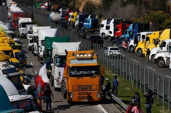 Camioneros obstaculizan tránsito en la Ruta 5 Sur y bloquearon las dos entradas de Arica