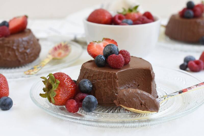 Puedes decorar el pastel de chocolate con frutas.