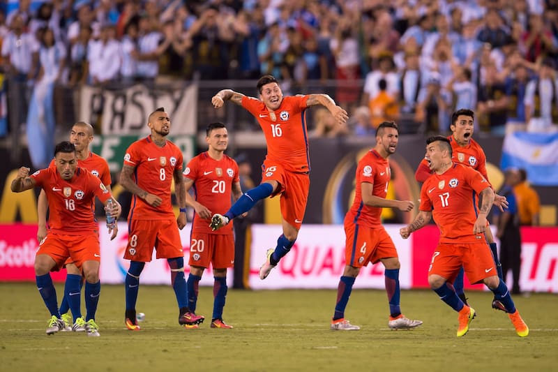 El delantero celebrando el título de la Copa América Centenario con La Roja. Foto: Agencia ATON.
