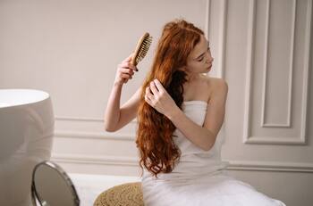 ¿Por qué debo lavar mi cepillo del cabello y cómo debo limpiarlo?