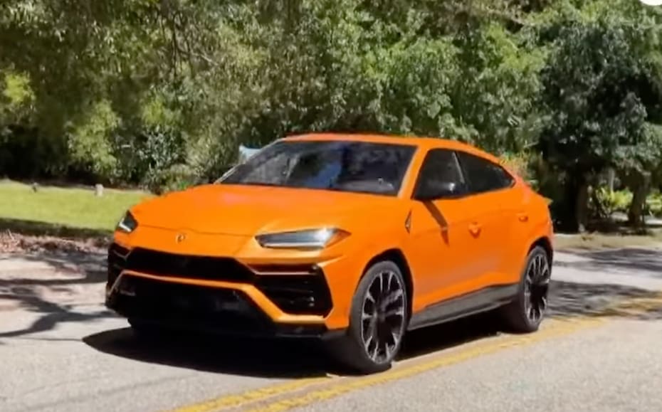 El extenista luce su impresionante Lamborghini.