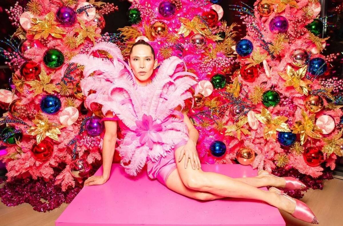 "Casi todo fue de rosado": Di Mondo impactó con extravagante look en fiesta navideña en Nueva York