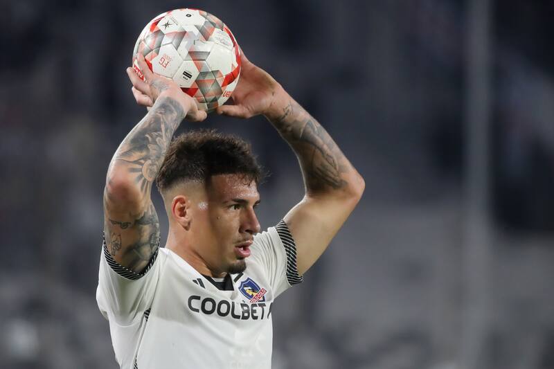 El uruguayo se olvidó del luto institucional y cantó en contra de la U. Foto: Aton.