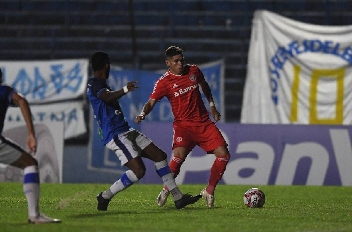 Carlos Palacios hizo delirar a los hinchas del Inter de Porto Alegre tras su debut como titular