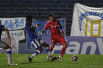Carlos Palacios hizo delirar a los hinchas del Inter de Porto Alegre tras su debut como titular