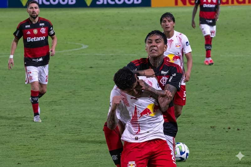 Fue expulsado por golpear a un rival.