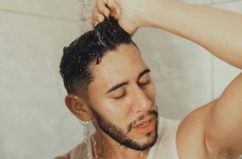 Qué significa bañarse más de una vez al día, según la psicología