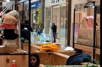 VIDEO | Nuevo asalto a mano armada en Mall Plaza Oeste: Trabajadores y clientes fueron amenazados