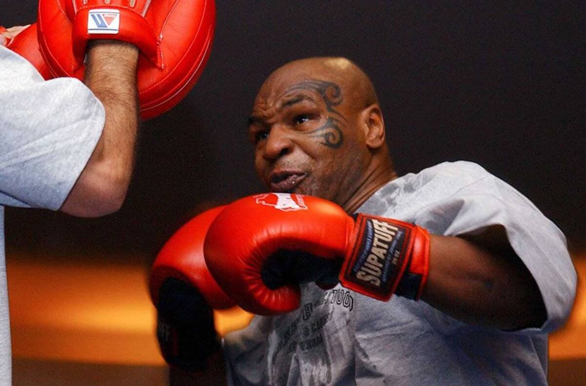 Mike Tyson calienta su regreso al ring golpeando como en su mejor momento en el boxeo