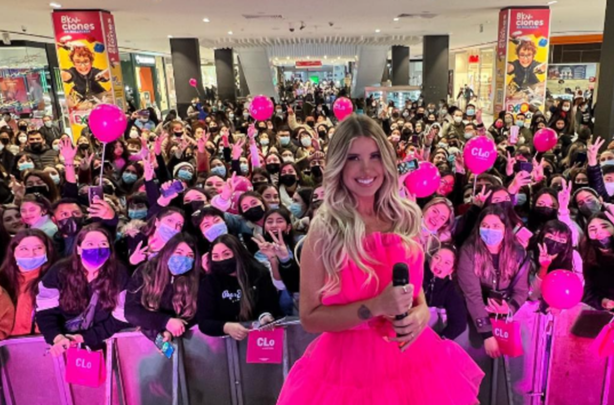 Acompañada por sus padres y hermanos: Coté López inauguró nueva tienda en Talca en multitudinario evento