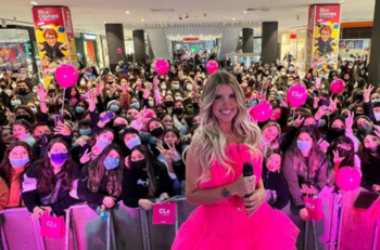 Acompañada por sus padres y hermanos: Coté López inauguró nueva tienda en Talca en multitudinario evento