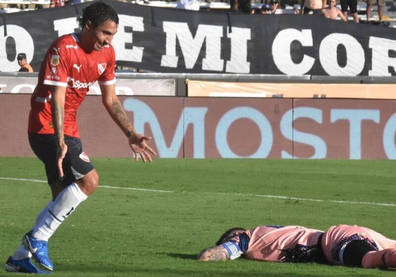 El chileno ya es genio y figura en Independiente.