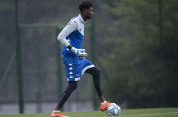 Para aprovechar: Arquero titular de Vélez sufre lesión y no estará en la vuelta ante la UC