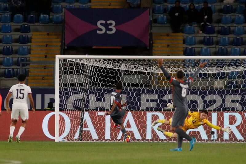 Simane Wapae marca un hito histórico para su país: anota el único gol contra Estados Unidos, en el debut del Mundial Sub 20 de Chile.
Crédito: Jorge Loyola/Photosport