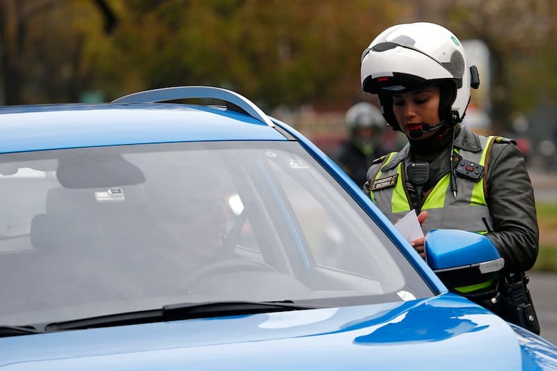 La Ley de Tránsito establece ciertas normativas que se deben cumplir detrás del volante para evitar sanciones económicas.