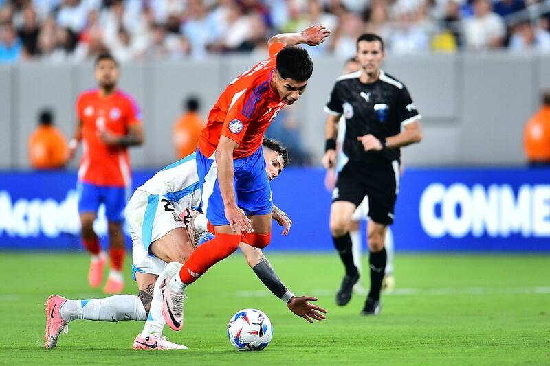 Darío Osorio en el partido ante Argentina en Copa América. Foto: Agencia Aton.