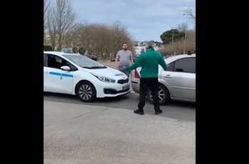 Hincha del Racing le rompe el auto a un taxista fuera del estadio