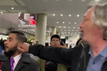 VIDEO | Escándalo en México: asistente del "Tata" Martino golpeó a un hincha tras caótica llegada al aeropuerto