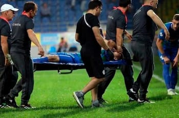 Jugador fue olvidado en concentración, retenido por guardias y se fracturó una pierna