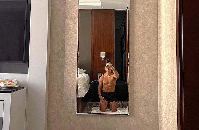 mostró su exigente rutina de ejercicios encerrado en un hotel en Arabia Saudita. Instagram