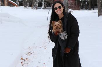 (FOTOS) Demi Moore, con irreconocible rostro, modela para Fendi en la Semana de la Moda