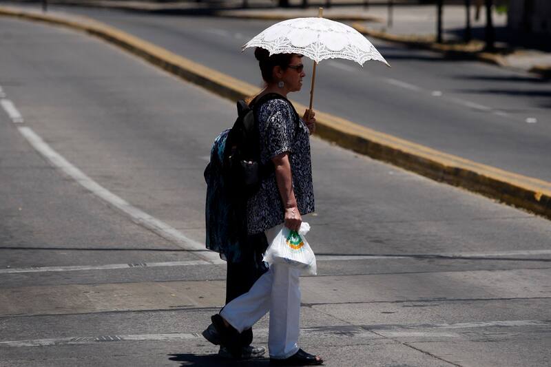 El calor ha afectado fuerte en Chile este verano, y se espera que las altas temperaturas sigan, por un tiempo.