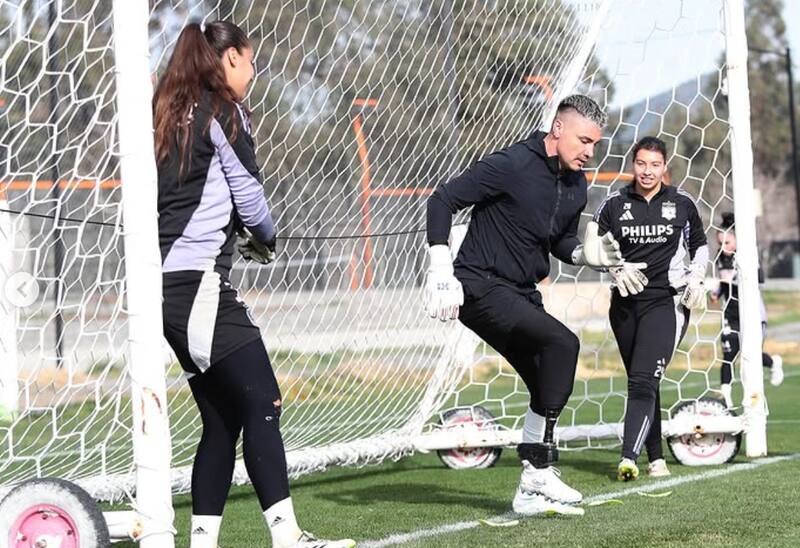 El portero entrenó con el plantel femenino de Colo Colo