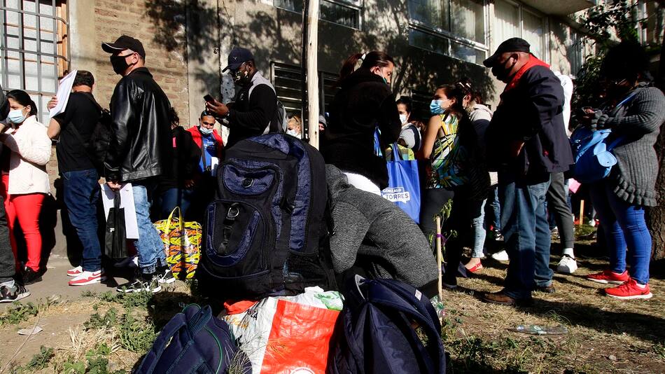 Extranjeros realizan fila en el Departamento de Extranjeria